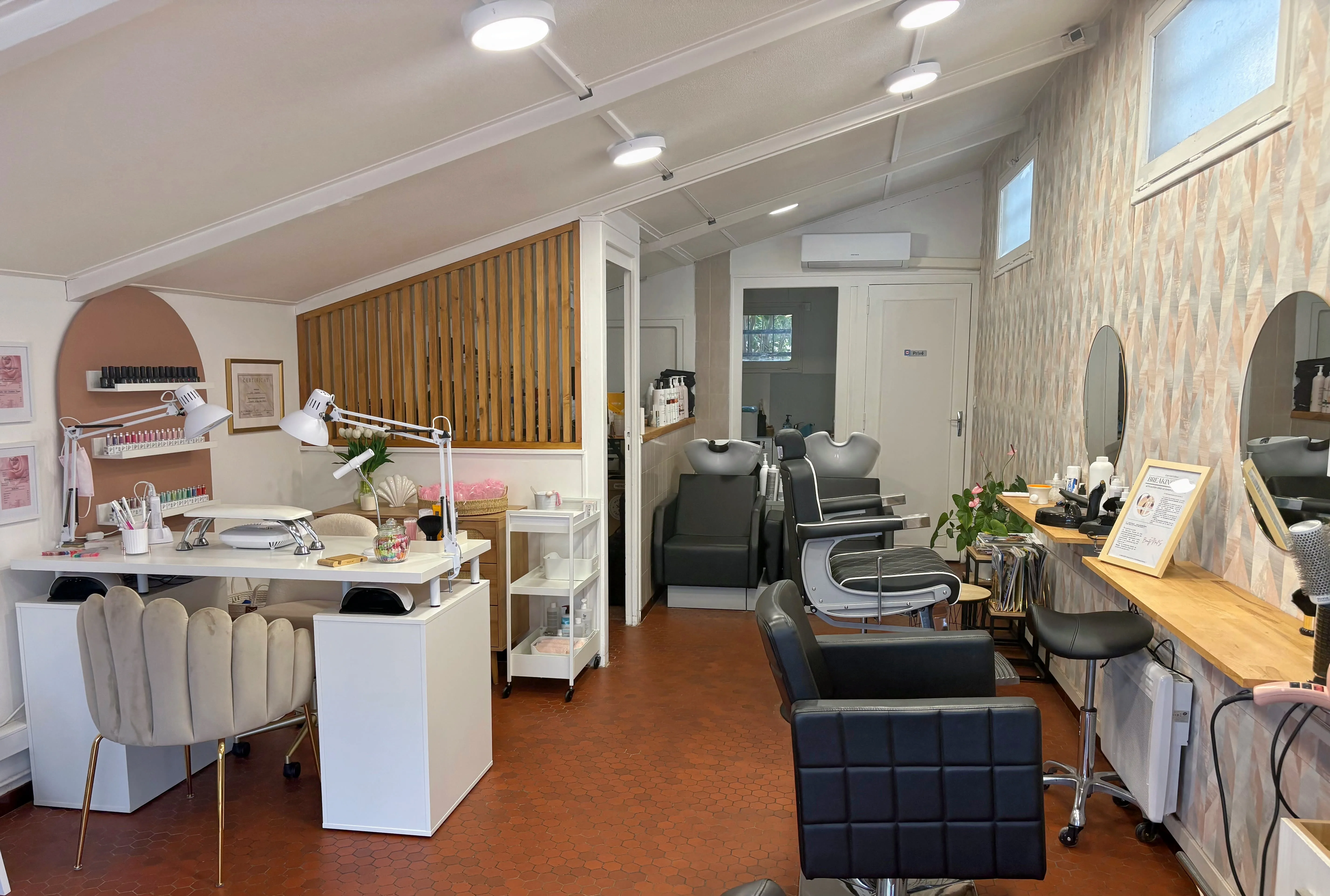 Le Complexe Coiffure et Beauty Nails by Juga